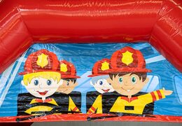 Do sprzedaży duży dmuchaniec koloru czerwonego ze strażą pożarną. Zamów super trwałe skakańce online w JB Dmuchance