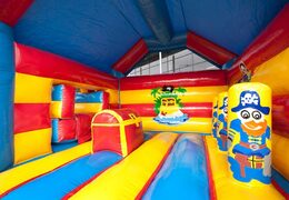 Zamów zadaszony wielofunkcyjny dmuchany zamek ze zjeżdżalnią w pirackim stylu z obiektem 3D na górze dla małych i dużych dzieci. Kup dmuchane zamki do skakania online w JB Dmuchańce Polska