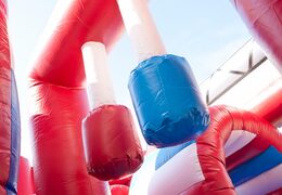 Nadmuchiwany zamek w motywie wozu strażackiego ze zjeżdżalnią i zabawnymi przedmiotami na powierzchni do skakania dla dzieci. Kup dmuchane zamki do skakania online w JB Dmuchańce Polska