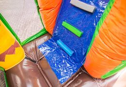 Wielofunkcyjny domek do skakania Dinoworld ze zjeżdżalnią, zabawnymi obiektami na powierzchni do skakania i efektownymi obiektami 3D dla dzieci. Kup nadmuchiwane domy do skakania online w JB Dmuchańce Polska