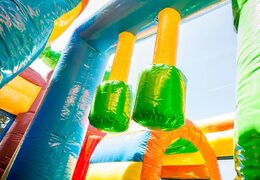 Średni dmuchany, wielozadaniowy dmuchany zamek w bajkowym stylu ze zjeżdżalnią dla dzieci. Zamów dmuchane zamki do skakania online w JB Dmuchańce Polska