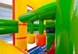 Wielofunkcyjny lew leżaczek ze zjeżdżalnią, słupkami na powierzchni do skakania i efektownymi obiektami 3D dla dzieci. Zamów nadmuchiwane leżaczki online w JB Dmuchańce Polska