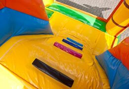 Piracki bramkarz ze zjeżdżalnią, zabawnymi obiektami na powierzchni do skakania i efektownymi obiektami 3D dla dzieci. Kup nadmuchiwane leżaczki online w JB Dmuchańce Polska