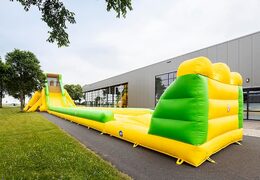 Opblaasbare super grote glijbaan van 46 meter in het groen met geel bestellen