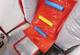 Zamów nadmuchiwaną poduszkę powietrzną ze zjeżdżalnią w zwierzęcym motywie z dużym psem dla dzieci