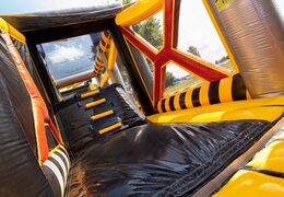 Tematyczny tor szturmowy z meganapięciami w JB Inflatables