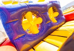 Mega kurs szturmowy High Voltage Adventure Run z zamówieniem na temat napięcia w JB Inflatables