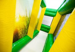 Kup żółty z zielonym labiryntem