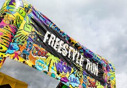 Szczegóły dmuchany zamek z detalami graffiti