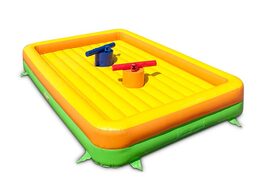 Gladiatorzy grają przeciwko sobie na dmuchanym zamku