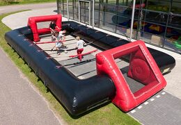 Gra w piłkarzyki z żywymi ludźmi