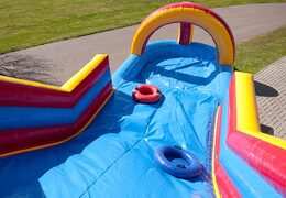 Zabawa w dmuchany zamek do tańca w wannie