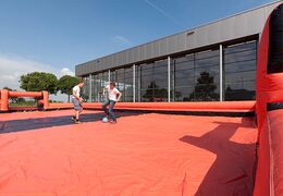 Zamów piłkarski tor mydlany online w JB Inflatables