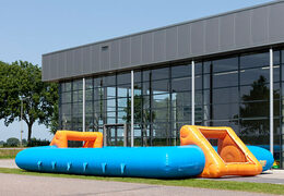 Zdobądź niebiesko-pomarańczowe nadmuchiwane piłkarzyki z unikalnym systemem przesuwania na pokład już teraz online. Zamów nadmuchiwane piłkarzyki w JB Inflatables Holandia