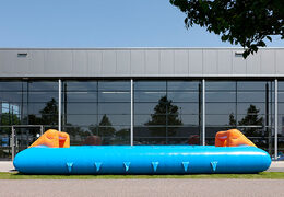 Kup niebiesko-pomarańczowe nadmuchiwane piłkarzyki z unikalnym systemem zjeżdżalni dla dzieci. Zamów dmuchane piłkarzyki już teraz online w JB Inflatables Holandia