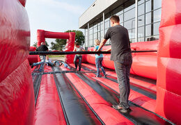Do sprzedania nadmuchiwany piłkarzyki w kolorze czarno-czerwonym z unikalnym systemem przesuwania na pokład