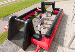 Kup żywą grę piłkarską bez dna z unikalnym systemem przesuwnym. Zamów dmuchane piłkarzyki już teraz online w JB Inflatables Holandia