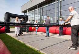 Kup czarno-czerwoną grę w piłkarzyki z unikalnym systemem przesuwania deski bez dna dla dzieci.