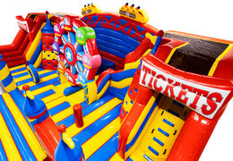 Wnętrze Slideworld w motywie rollercoaster