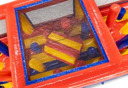 Czerwony żółty niebieski moduł toru przeszkód unikający słupów