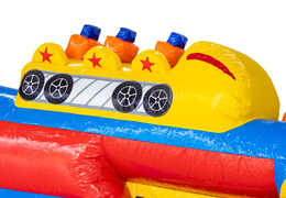 Wagonik rollercoastera na dmuchanym torze przeszkód niebieski czerwony żółty