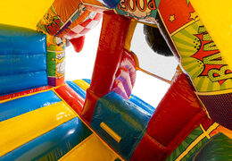 Wnętrze połączonej zjeżdżalni w tematyce komiksowej