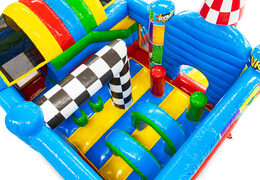 Wnętrze wielofunkcyjnej trampoliny w tematyce komiksowej z łukami i filarami