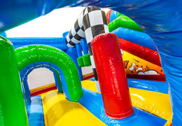 Zielone i niebieskie łuki oraz czerwone filary w dmuchanym zamku multiplay o tematyce komiksowej