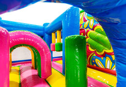 Różowe łuki i zielone kolumny kolorowe wnętrze Multiplay Ibiza