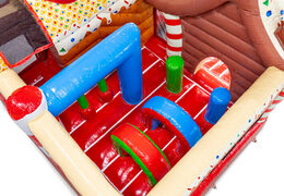 Wnętrze zamkniętego dmuchanego zamku Multiplay z łukami, kolumnami i workami treningowymi