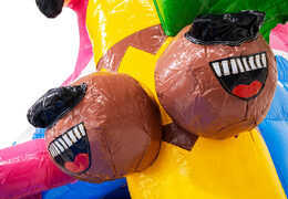 Figura 3D na zamku dmuchanym Dubbelslide z uśmiechniętymi kokosami w temacie flamingo na Hawajach