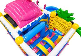 Wnętrze zamku dmuchanego z łukami, kolumnami i workami treningowymi na sprzedaż w JB