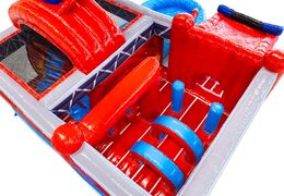 Wnętrze zamku dmuchanego z łukami, kolumnami i workami treningowymi na sprzedaż w JB