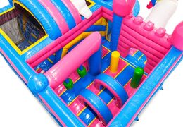 Wnętrze zamku dmuchanego z łukami, kolumnami i workami treningowymi na sprzedaż w JB