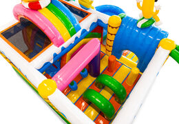 Wnętrze zamku dmuchanego z łukami, kolumnami i workami uderzeniowymi na sprzedaż w JB