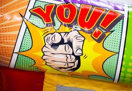 Zamek dmuchany w stylu komiksowym Midi Bounce, zamów dzisiaj w JB Inflatables