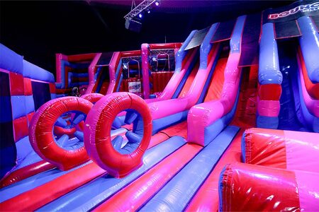 Dmuchany park do skakania Bounce Valley Eindhoven w kolorach różowym i niebieskim dostępny online w JB