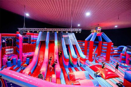 Park dmuchanych trampolin Bounce Valley Eindhoven w kolorach różowym i niebieskim online w JB-Nadmuchiwane