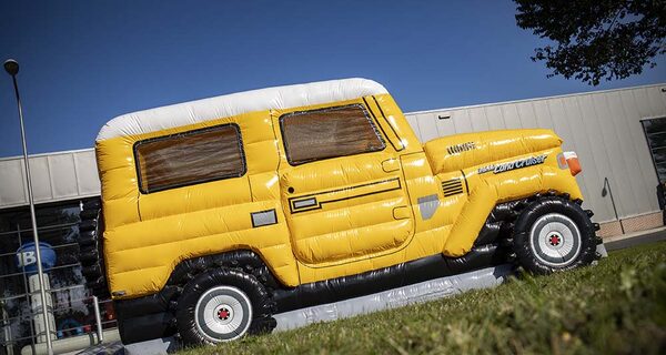 Spersonalizowany dmuchane zamki Toyota Land Cruiser Autobedrijf van der Linde wykonany w Twojej tożsamości korporacyjnej w JB Dmuchańce Polska. Zamów online promocyjne zamki do skakania we wszystkich kształtach i rozmiarach
