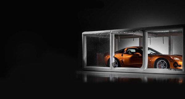 Baner na kapsułę samochodową z samochodem w kapsule