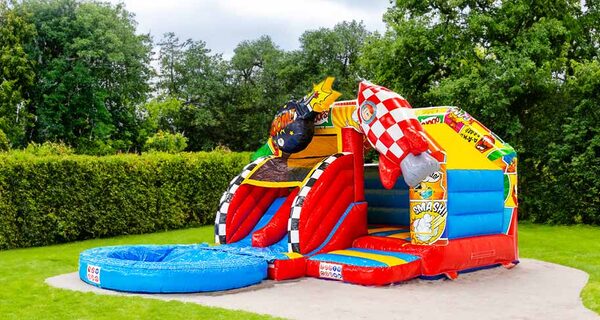 Baner do wpisu na blogu o dmuchanych zamkach z podwójnym zjeżdżalnią