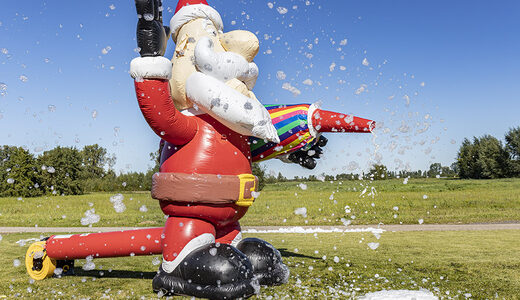 Na sprzedaż duży dmuchany mikołaj z pistoletem do produkcji piany na imprezach dla dzieci i przyjęciach w plenerze. Zamów wyjątkowe obiekty do atrakcyjnych imprez z opcją dostawy od JB Dmuchance