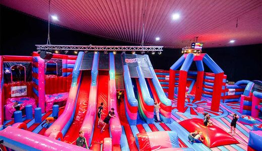 Park dmuchanych trampolin Bounce Valley Eindhoven w kolorach różowym i niebieskim online w JB-Nadmuchiwane