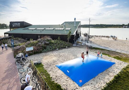 Nadmuchiwana niebieska góra powietrzna wykonana na zamówienie w JB Dmuchańce Polska; specjalista od nadmuchiwanych artykułów reklamowych, takich jak niestandardowe góry powietrzne