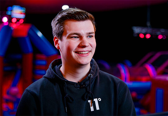 Tom, Zastępca Menedżera w Bounce Valley Eindhoven, udziela cytatu