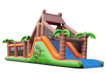 Kup teraz interaktywny 17 metrowy modułowy dmuchany tor przeszkód z motywem dżungli do pokonywania na czas i skoków dla dzieci. Kup online rozbudowane dmuchane obiekty do imprez integracyjnych i zabaw na świeżym powietrzu z opcją dostawy od JB Dmuchance