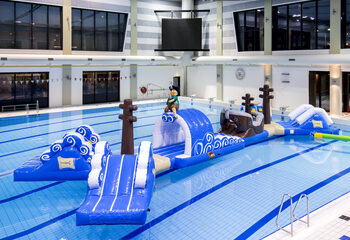 Zamów podwójny, nadmuchiwany tor przeszkód basenowych o długości 16 metrów, z basenem dla piratów, o unikalnym designie z zabawnymi obiektami 3D i nie mniej niż 2 zjeżdżalniami dla dzieci. Kup nadmuchiwane tory przeszkód online już teraz w JB Dmuchańce Polska