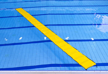 Kup matę do chodzenia po wodzie dla dzieci w różnych rozmiarach i kolorach. Zamów nadmuchiwane atrakcje wodne już teraz online w JB Dmuchańce Polska