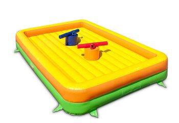 Gladiatorzy grają przeciwko sobie na dmuchanym zamku