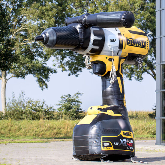 Sprzedam nadmuchiwaną wiertarkę De Walt o wysokości 4 metrów w promocyjnych cenach. Zamów teraz pontony 3d online w JB Dmuchańce Polska